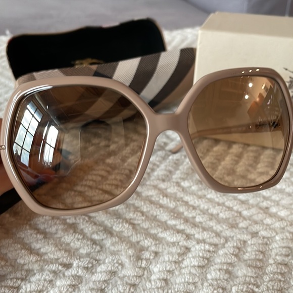 Burberry sunglasses in Beige - Picture 5 of 8
